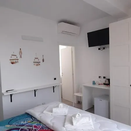 ゲストハウス Olimpo マナローラ